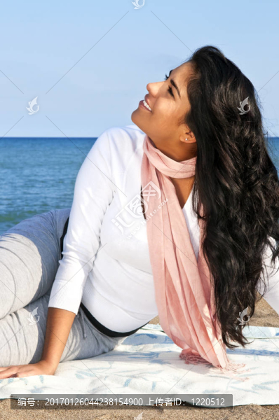 在海灘上的年輕的美洲土著婦女