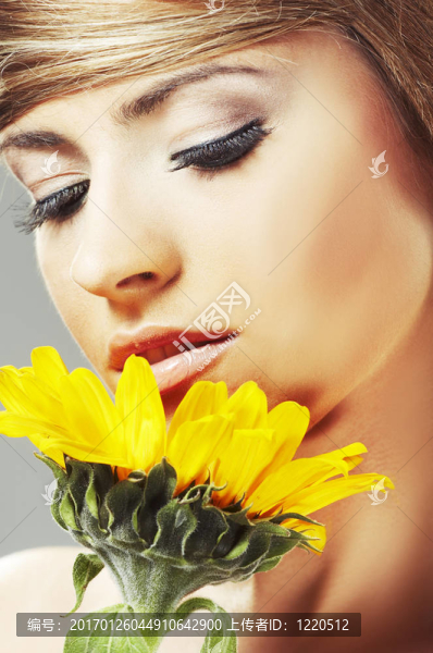 美麗的女人與向日葵