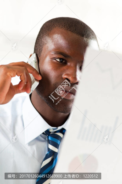 商人檢查文件