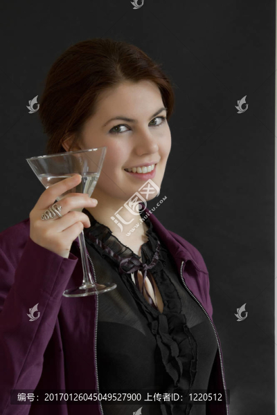 女人與雞尾酒