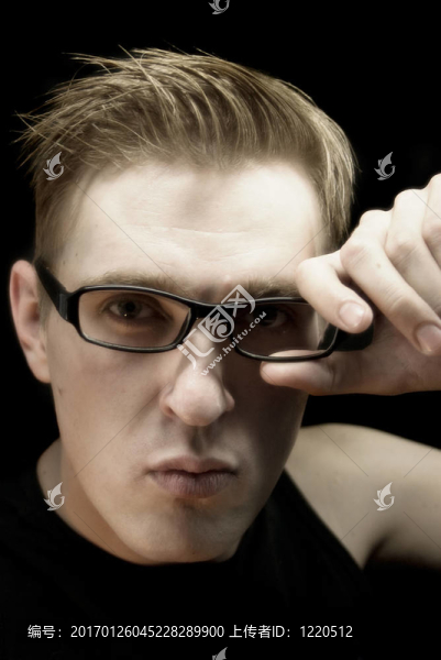 一個戴眼鏡的人