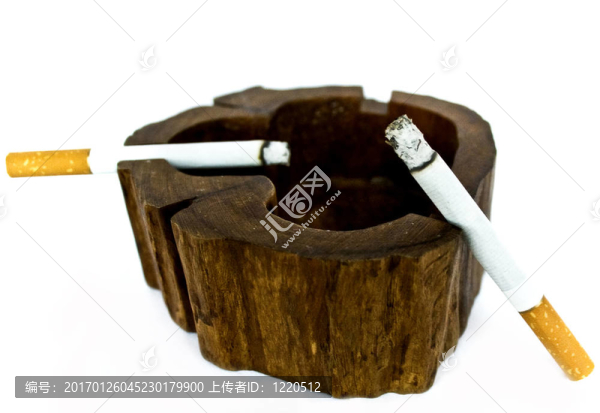 煙灰缸和香煙