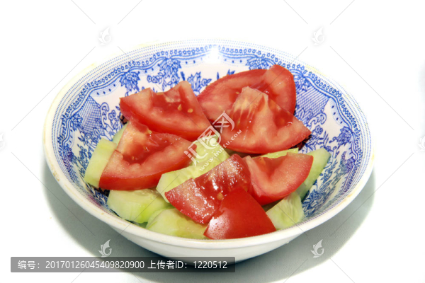 番茄和黃瓜在碗中孤立