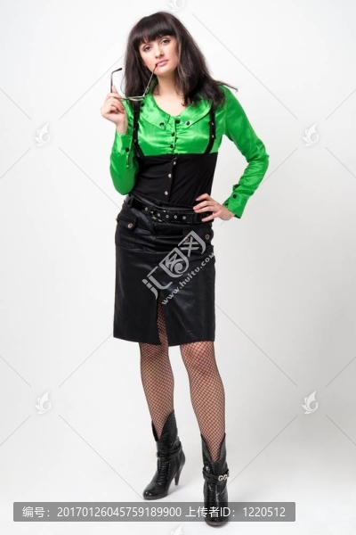 戴眼鏡的年輕女子