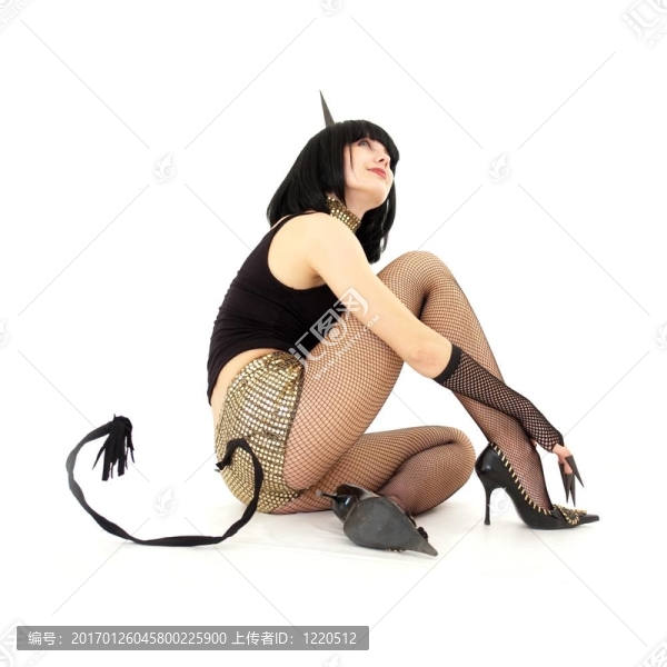 惡魔女孩坐在白色背景上