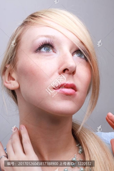 灰色背景下的女人
