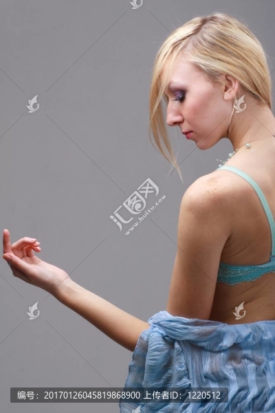 站在灰色背景下的女人