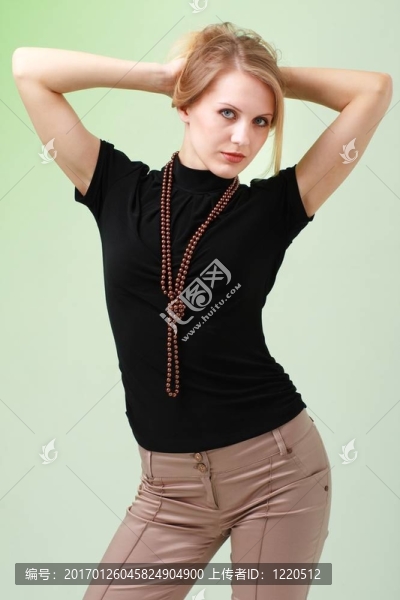 站在綠色背景下的女人