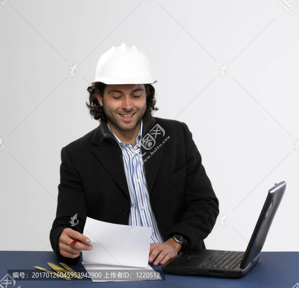 年輕建筑師在工作