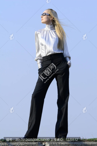 時(shí)尚女人在陽光下