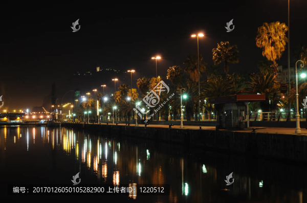 晚上在巴塞羅那散步-匯圖網(wǎng) www.fosd68.com 晚上在巴塞羅那散步