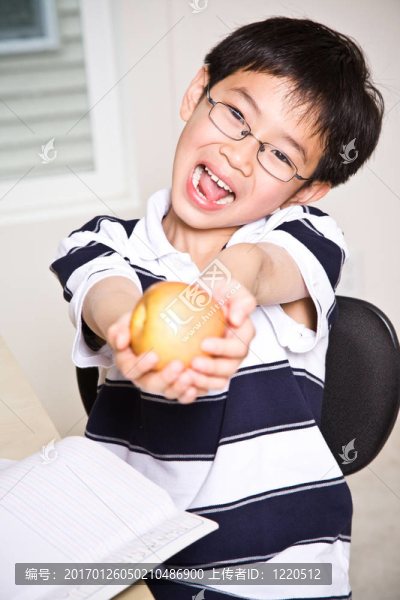 小孩抱著蘋果