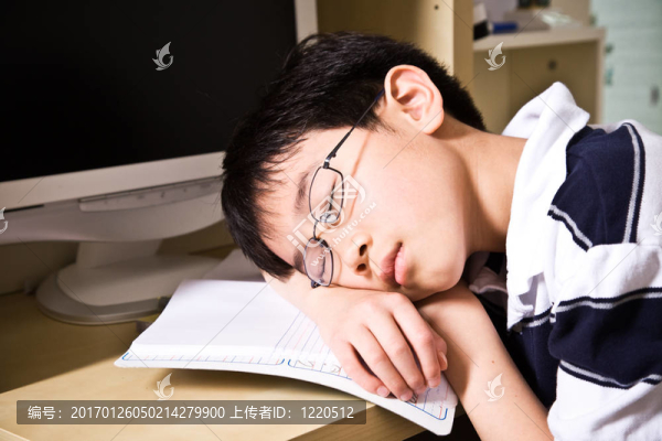 睡覺的年輕學(xué)生