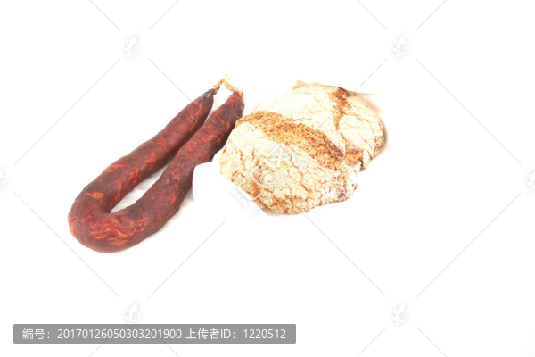 毛巾上的面包和香腸
