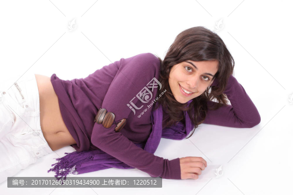 年輕美麗的女孩在一方面傾斜