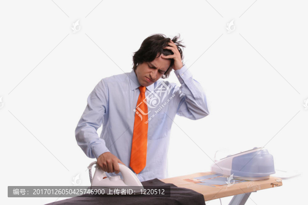 年輕的無聊的商人在熨衣服
