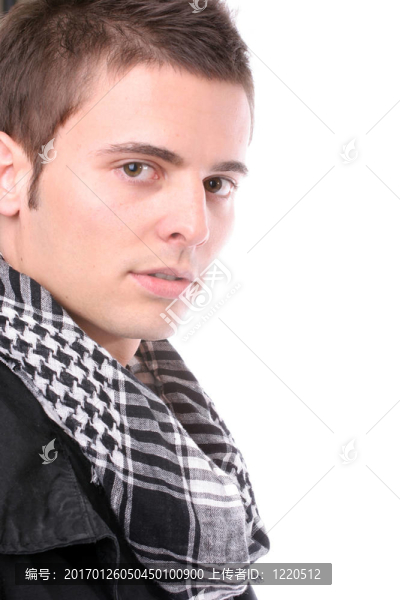 年輕休閑男子擺姿勢