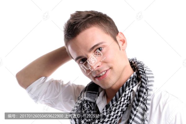 年輕休閑男子擺姿勢