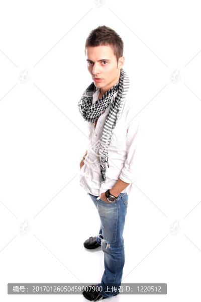 年輕休閑男子擺姿勢