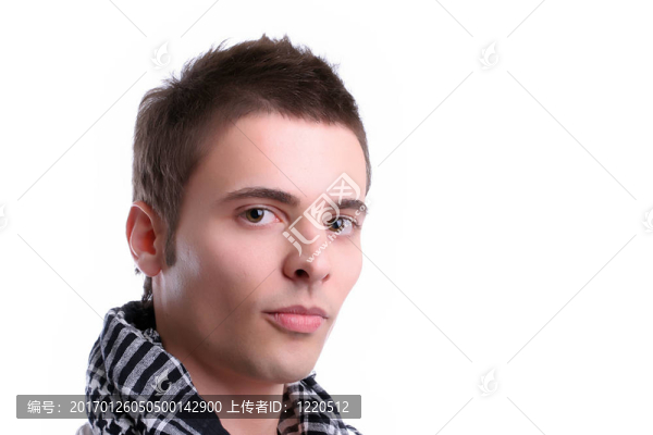 年輕休閑男子擺姿勢