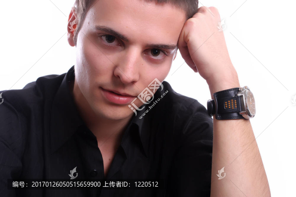 年輕休閑男子擺姿勢