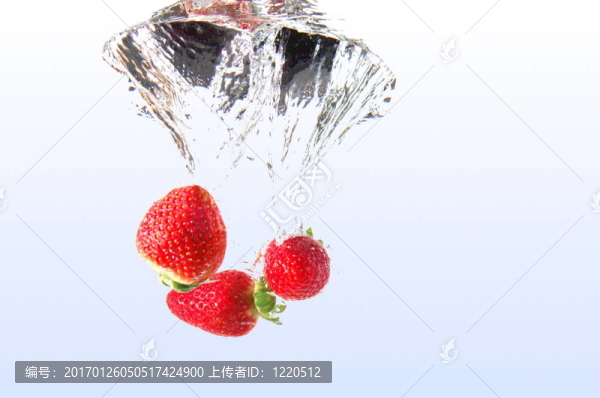 草莓在水