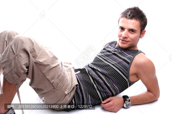 年輕休閑男子；擺姿勢
