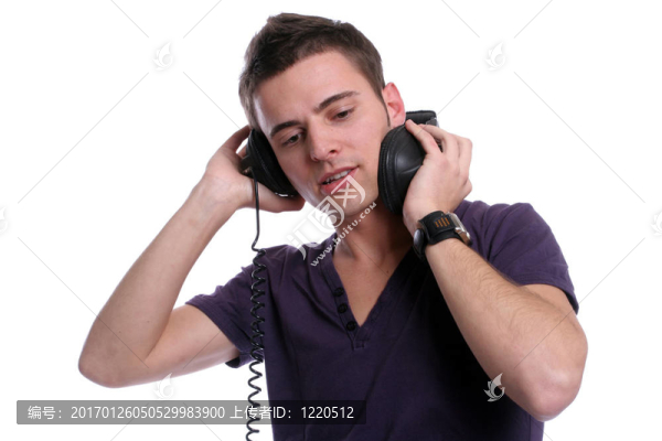 休閑男人聽音樂