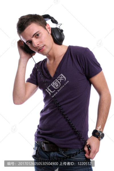 休閑男人聽音樂