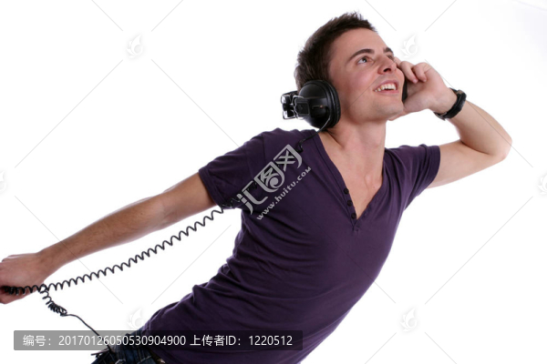年輕休閑男士聽音樂