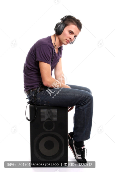 年輕休閑男士聽音樂