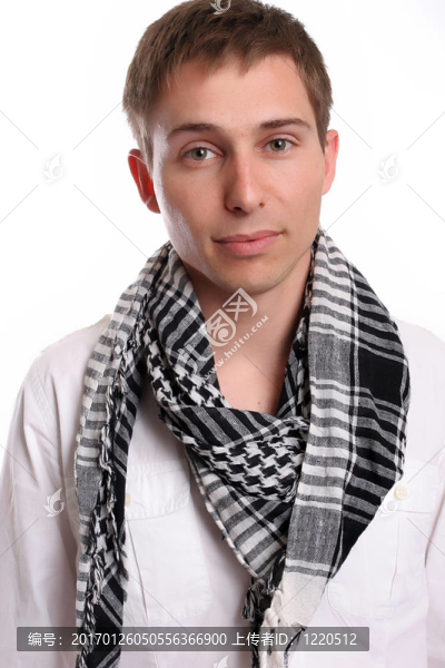 年輕休閑男子擺姿勢