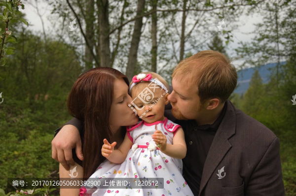 媽媽和Dad,Kissing,Toddler