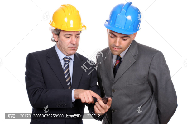 兩個工程師或建筑師；在電話里