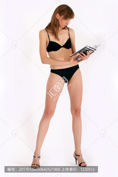 在比基尼讀書的女人