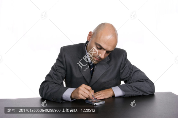 年輕快樂的商人；在辦公桌旁工作