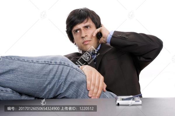 年輕商人打電話