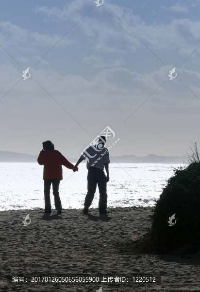 夫婦在海灘