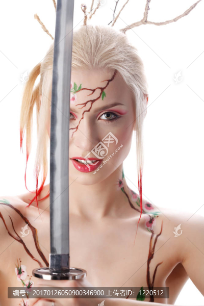 金發(fā)女郎與武士刀