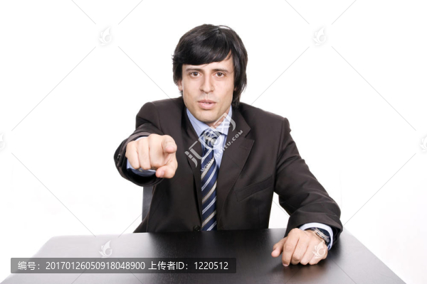 商人用手指比劃著西裝