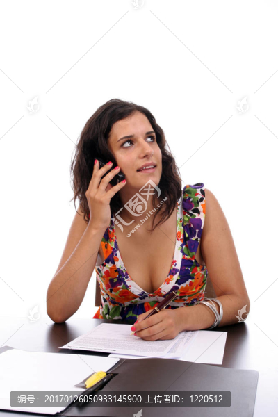工作中的年輕商業(yè)女性
