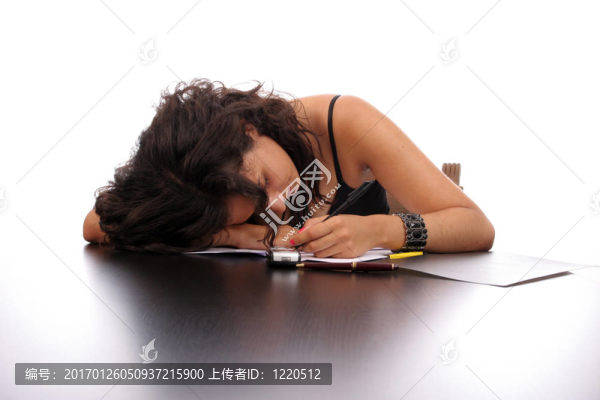 年輕的女商人睡在桌子上
