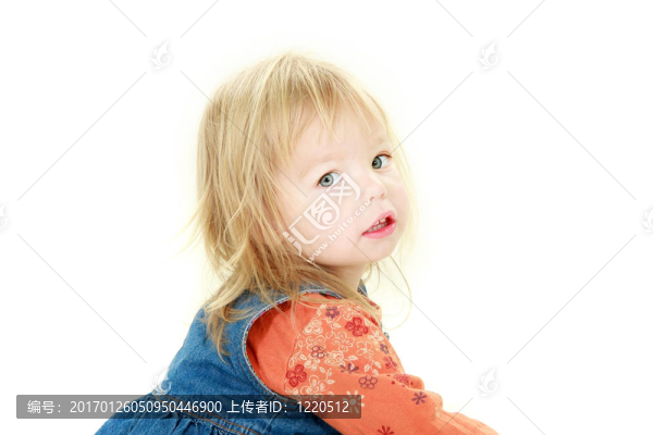 可愛的蹣跚學步的女孩看著相機在白色