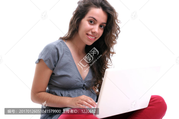 年輕漂亮的女孩工作與筆記本電腦