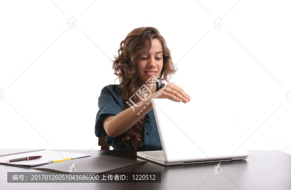 年輕的職業(yè)女性打開她的筆記本電腦