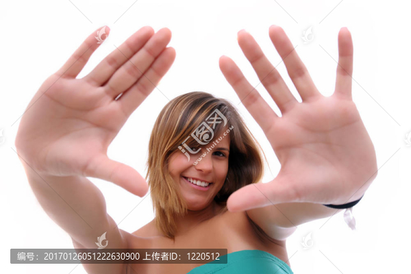 年輕漂亮的休閑女人擺姿勢