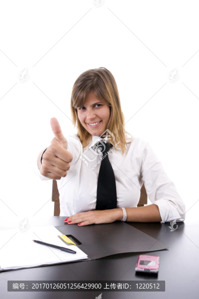 快樂的商業(yè)女性豎起大拇指