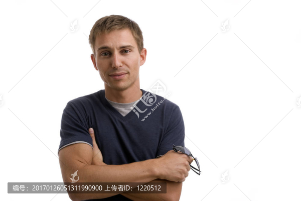 年輕休閑男子擺姿勢