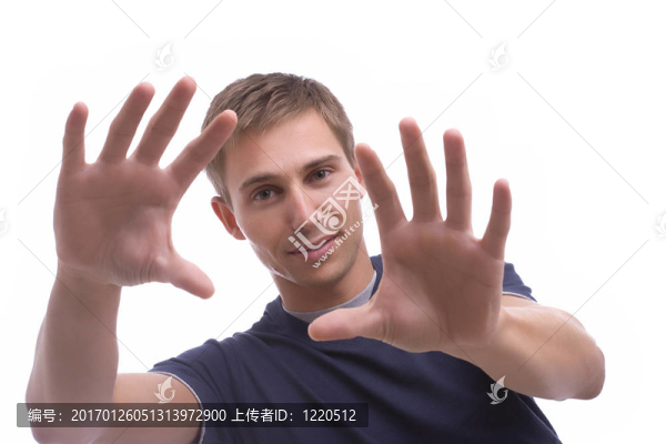 年輕休閑男子擺姿勢