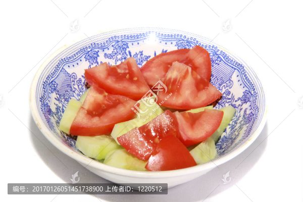 番茄和黃瓜在碗中孤立